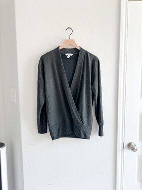 Athleta XS Charcoal Gray PURANA Wrap V-Neck Long Sleeve Top Sweatshirt XS